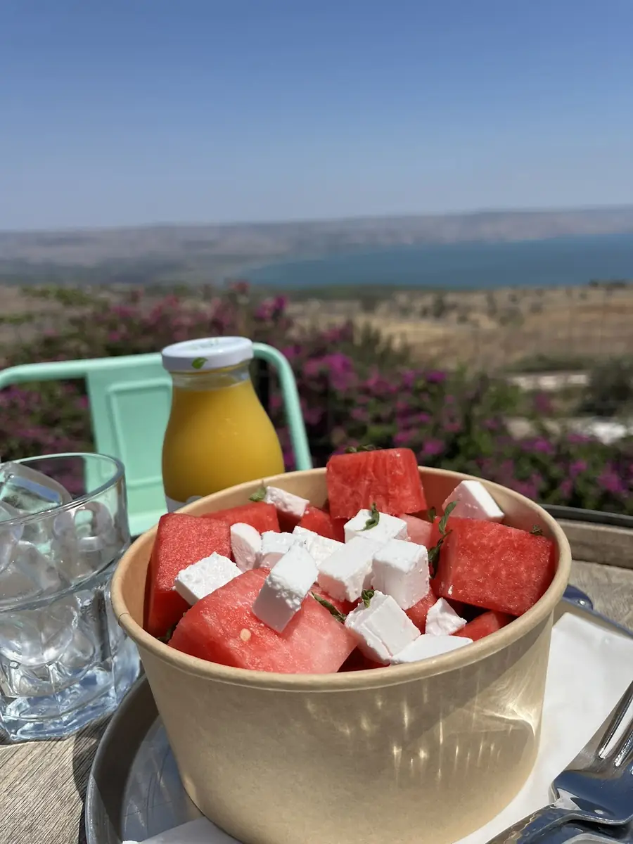 עגלת קפה ליד טבריה: קפה כוכן - Cafe Cocen עגלת קפה מול הכנרת