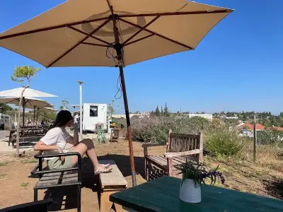 שלוש בקפה, עגלת קפה בלפיד (מודיעין)