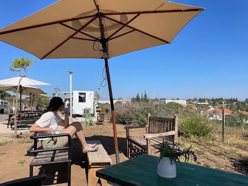 שלוש בקפה, עגלת קפה בלפיד (מודיעין)